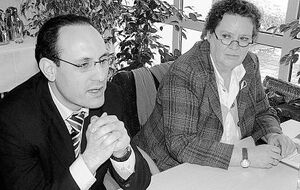 SPD-Europaabgeordneter Ismael Ertug und die Sachgebietsleiterin für Abfallwirtschaft, Jutta Goossens.