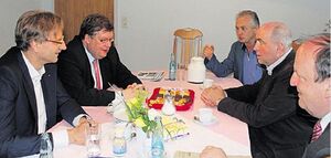 MdL Volkmar Halbleib (2 von links) im Gespräch in Immenreuth